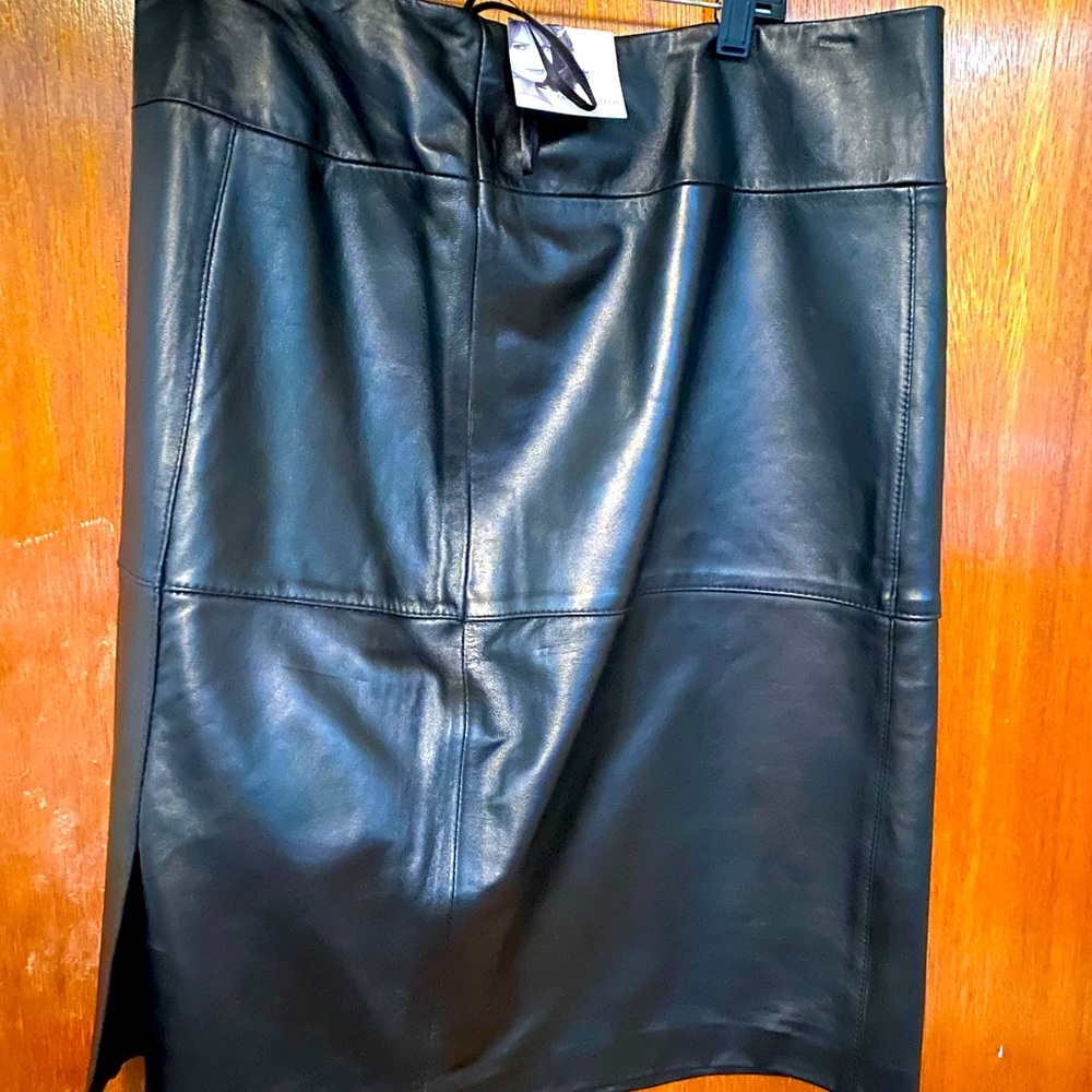 Elegant Black Leather Pencil Skirt